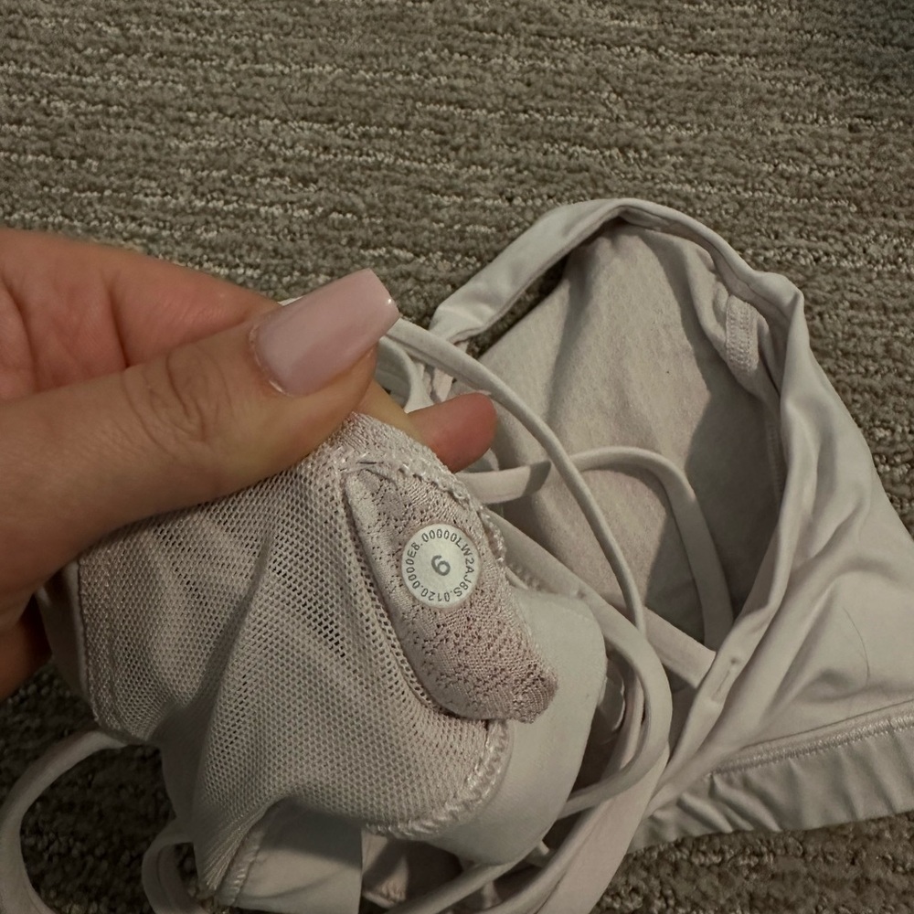 Lululemon size 6 sports bra light pink!